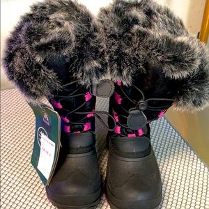 New rain/snow boots. size 11